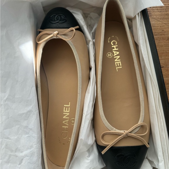 NWT RARE/ HARD TO FIND ~Chanel Two Tone Ballerina Flats Beige Black Size 38.5 - Picture 4 of 4